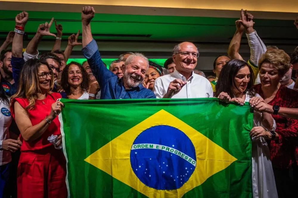 Lula vence e conquista quarto mandato histórico na Presidência